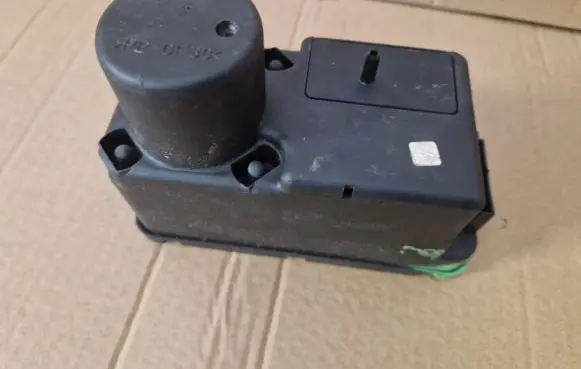 Volkswagen PASSAT B4 Central locking vacuum pump 357962257