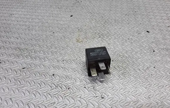Volkswagen PASSAT B5 Other relay 8D0951253A