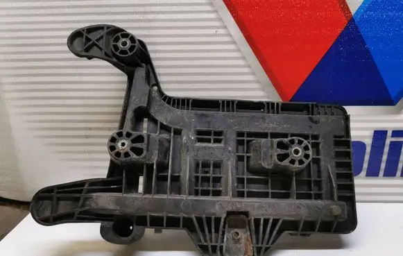 Volkswagen PASSAT B6 Battery box tray 1K0915333C