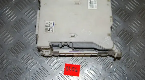 Lexus IS 220D-250-350 Fuse module 8273053020