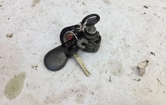 Saab 9-3 Ver2 Front door lock (next to the handle) 12799781