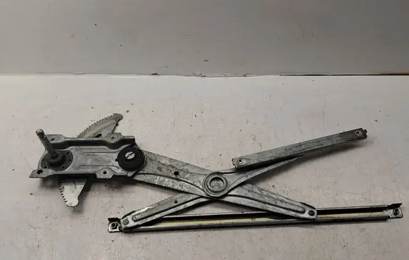Rear door manual window regulator