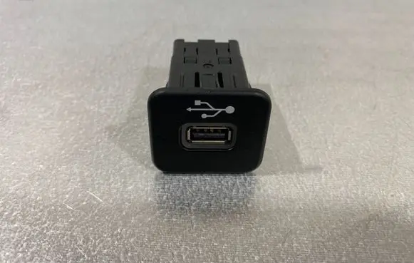 Jeep Compass USB socket connector 5UV99LXHAA