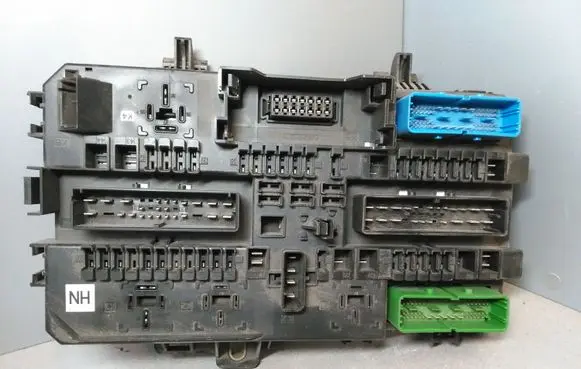 Opel Zafira B Fuse module 13220829 5DK00866943