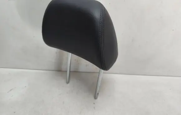 Volkswagen Tiguan Front seat headrest