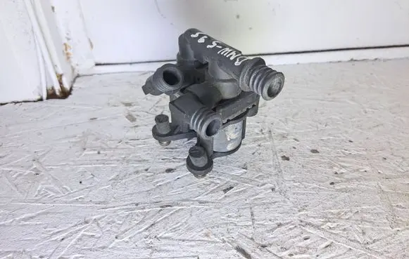 BMW 5 E34 Coolant heater control valve 1147412042 1382299
