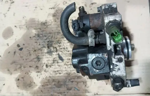 Volvo C30 Fuel injection high pressure pump 30756125 0445010111 92261