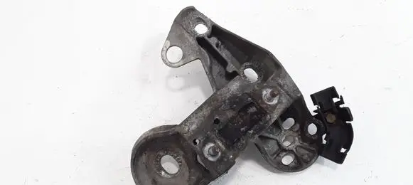 Volkswagen PASSAT B5.5 Engine mounting bracket 8E0199352D