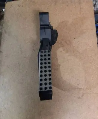 Mercedes-Benz C W203 Accelerator throttle pedal A1703008082 91716311