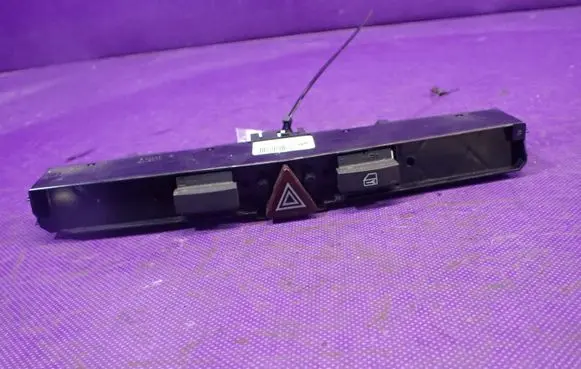 Opel Astra H Hazard light switch 13100105xf