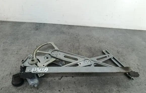 Toyota Yaris Front door window regulator with motor 