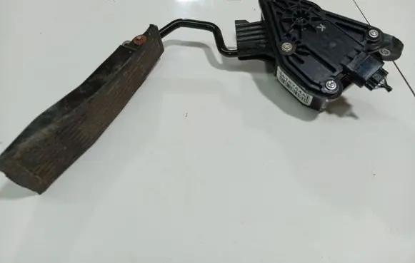 Accelerator throttle pedal