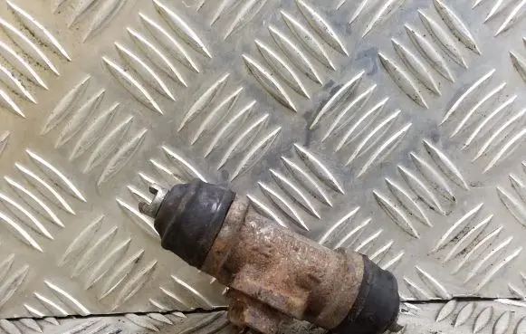 Volkswagen Transporter - Caravelle T4 Rear brake cylinder 