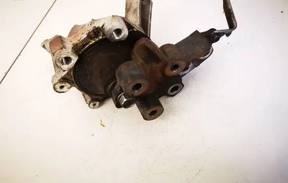 Honda CR-V Engine mount bracket 