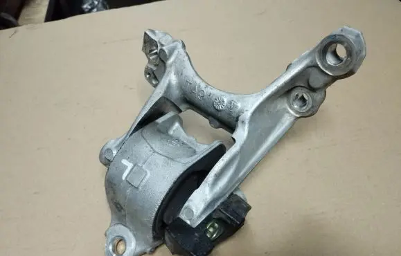 Honda Civic IX Engine mount bracket