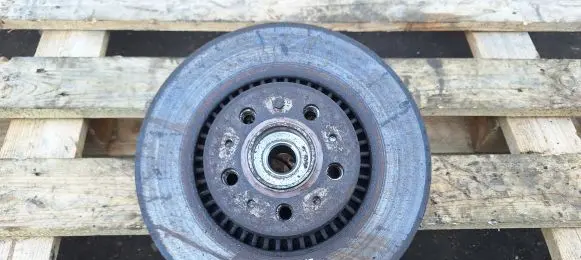 Volvo V70 Front wheel hub 9461944