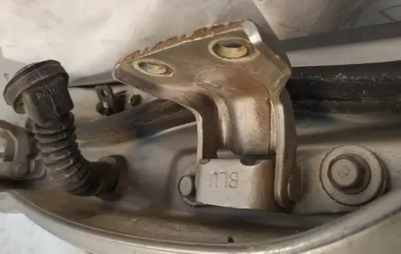 KIA Rio Rear door lower hinge