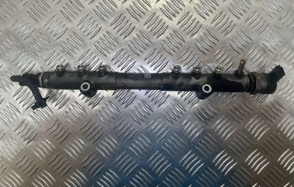 Volvo XC90 Fuel main line pipe 30757146