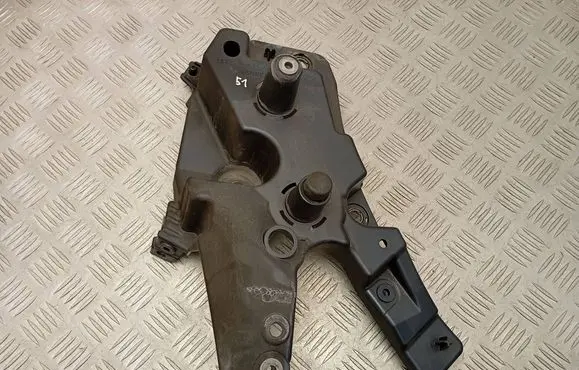 Volvo XC60 Fender mounting bracket 32288929