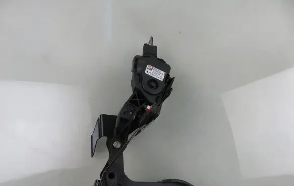 Accelerator throttle pedal