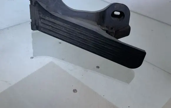 Volkswagen Touran II Accelerator throttle pedal 65101070 1T1723503N