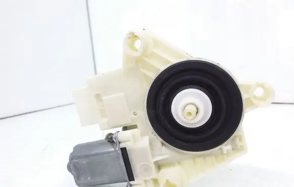 Skoda Rapid (NH) Front door window regulator motor 5JA959812E