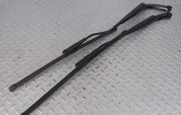 Ford Mustang VI Front wiper blade arm FR3B17C495AA FR3B17B589AA