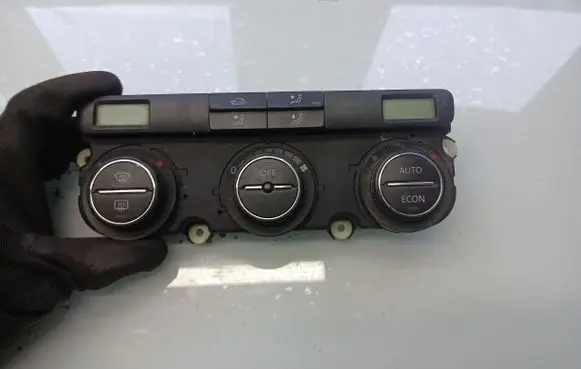 Volkswagen Touran I Climate control unit