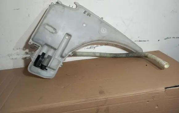 BMW 1 E81 E87 Windshield washer fluid reservoir/tank 7124231