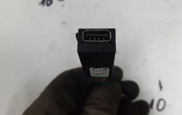 Volkswagen Tiguan USB socket connector 5Q0035726E