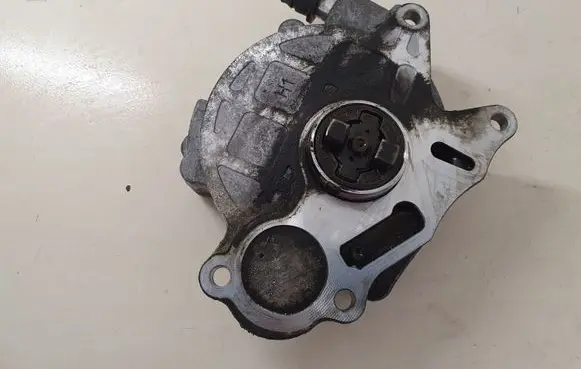 Volkswagen PASSAT CC Vacuum pump 03L145100F