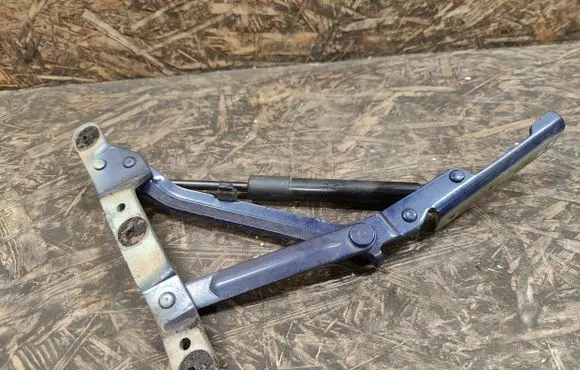 Maserati Quattroporte Tailgate/trunk/boot hinge B986D