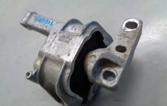 Volkswagen Tiguan Engine mount vacuum valve 
