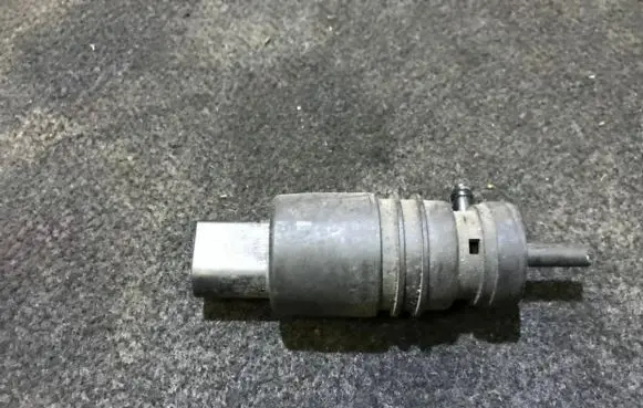 Volkswagen Golf IV Windscreen/windshield washer pump