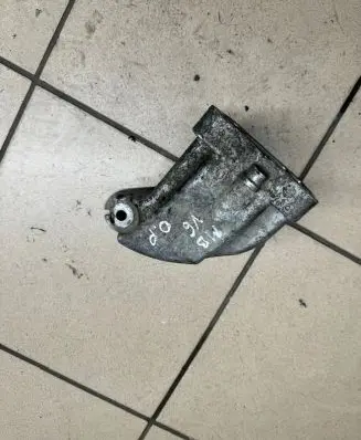Mercedes-Benz E AMG W212 Engine mounting bracket A6422233404