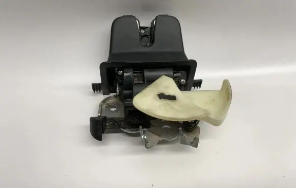 Volkswagen Jetta VII Tailgate/trunk/boot lock/catch/latch 17A827505