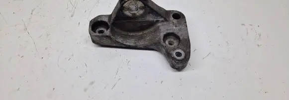 Engine mounting bracket