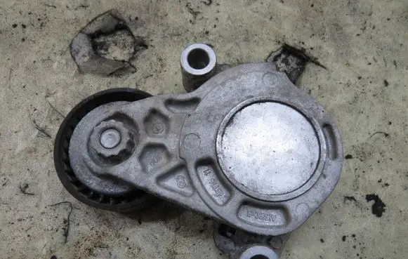 Mini One - Cooper F56 F55 Timing belt tensioner 6577411