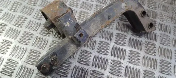 KIA Shuma Engine mount bracket