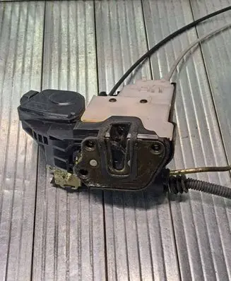 KIA Sportage Front door lock 813201F010