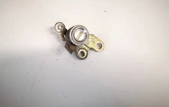 Toyota Yaris Front door lock (next to the handle) r560