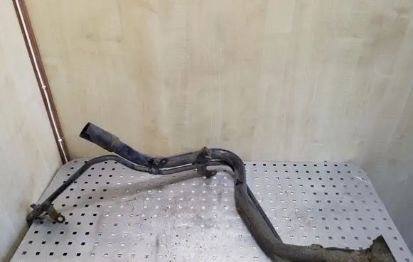 Nissan Qashqai+2 Fuel tank filler neck pipe 