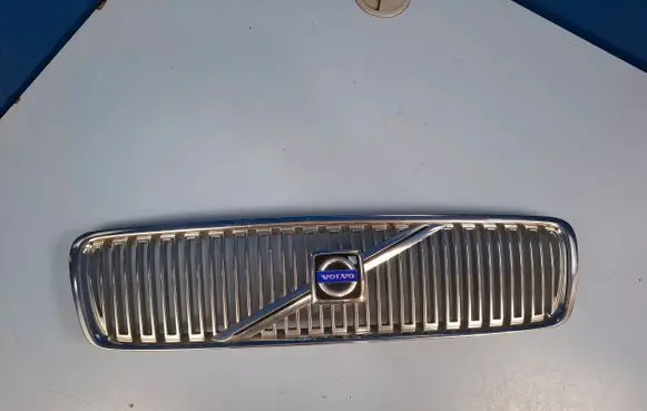 Volvo V70 Front bumper upper radiator grill 8659875