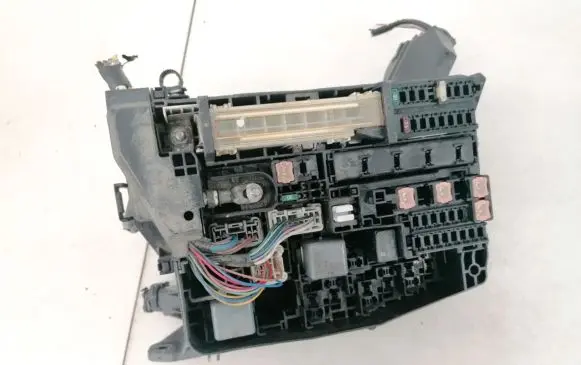 Toyota Avensis T270 Fuse box set 7379r0a2 82111-05j11