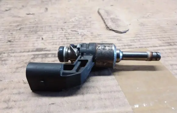Volkswagen Golf VI Fuel injector 03C906036F