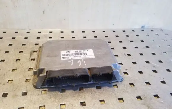 Volkswagen PASSAT B5 Engine control unit/module 3B0907557