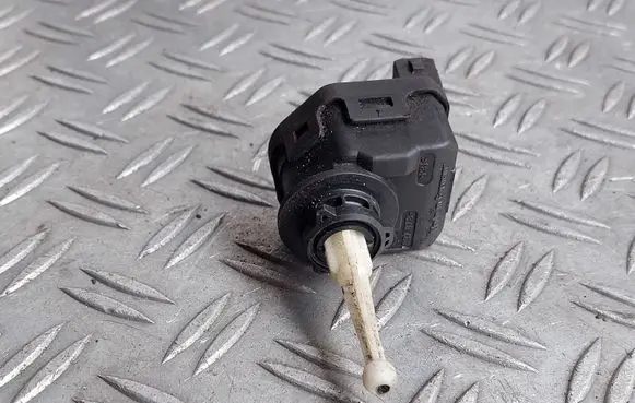 Volkswagen PASSAT B5 Headlight level adjustment motor 3B0941295A