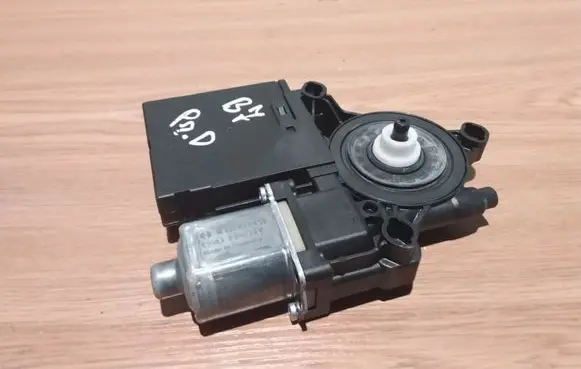 Volkswagen PASSAT B7 Front door window regulator motor 0130822451 3C095979
