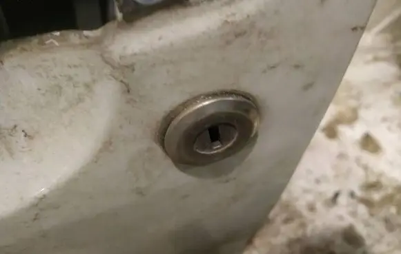 Dacia Sandero Front door lock (next to the handle) 