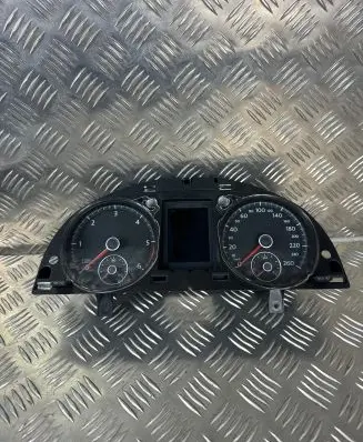 Volkswagen PASSAT B7 Speedometer (instrument cluster) 3AA920881D